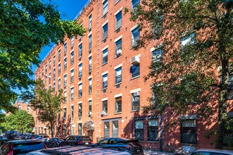 29 Tiffany Pl in Brooklyn, NY - Foto de edificio - Building Photo