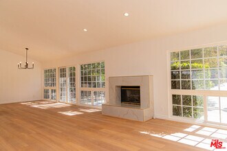 24316 Burbank Blvd in Los Angeles, CA - Building Photo - Building Photo