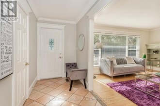 383 Maplehurst Ave in Oakville, ON - Building Photo - Building Photo