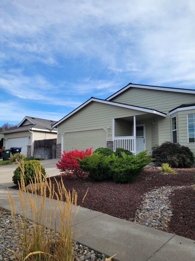 2753 NE Hope Dr in Bend, OR - Foto de edificio - Building Photo