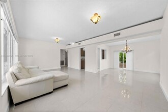 261 188th St in Sunny Isles Beach, FL - Foto de edificio - Building Photo