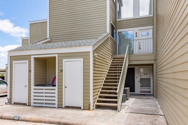 44 April Point Dr S in Montgomery, TX - Building Photo - Building Photo