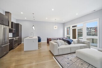 725 W 17th St in Chicago, IL - Building Photo - Building Photo