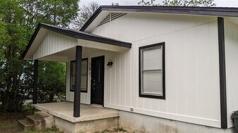 701 Alabama St in San Marcos, TX - Building Photo