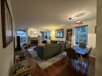 132 NE 95th St, Unit B202 in Seattle, WA - Foto de edificio - Building Photo