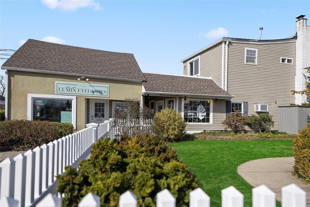 14 Main St in Sayville, NY - Building Photo