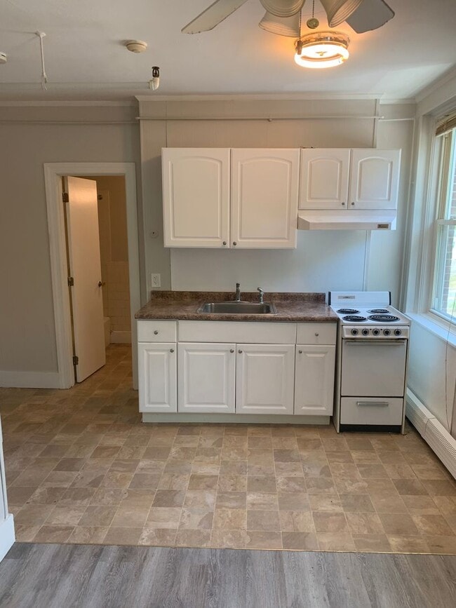 423 Pelham St in Methuen, MA - Building Photo - Building Photo