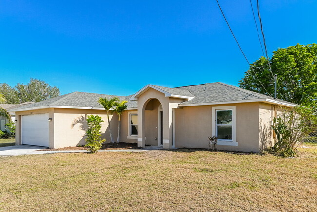 3213 SE Santa Barbara Pl in Cape Coral, FL - Foto de edificio - Building Photo