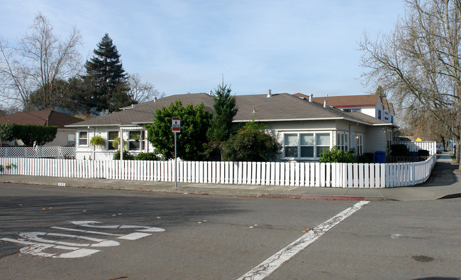 609-611 Bishop in Santa Rosa, CA - Foto de edificio - Building Photo