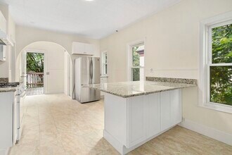 86 Elm St, Unit 2 in Somerville, MA - Building Photo - Building Photo