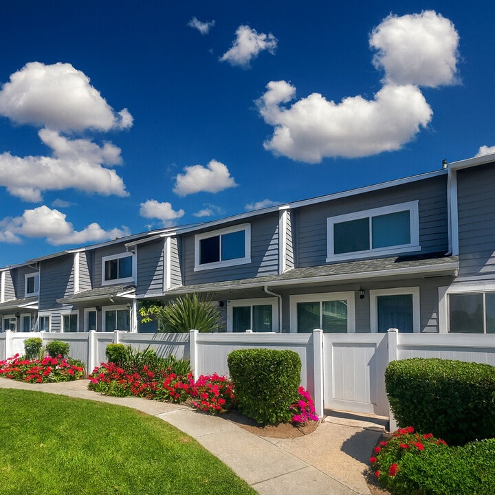 Charlmont Village Apartments in Ontario, CA - Foto de edificio