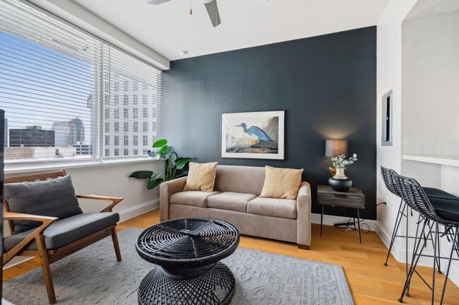 925 Common St in New Orleans, LA - Foto de edificio - Building Photo