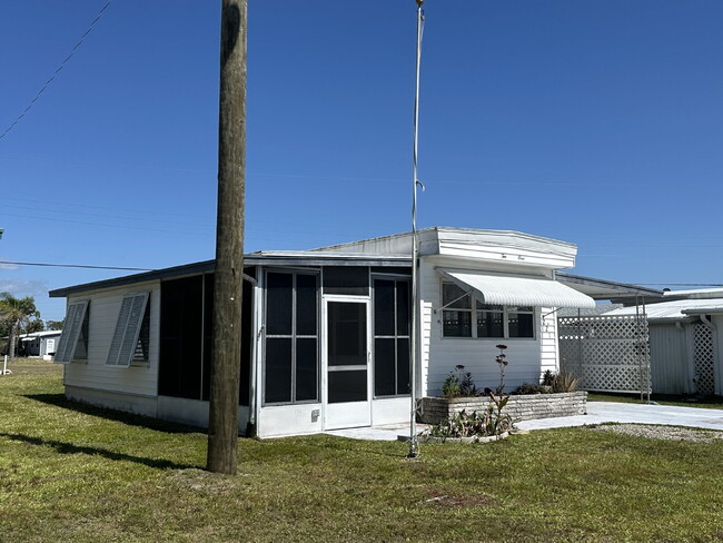 221 Trailorama Dr in North Port, FL - Building Photo - Building Photo