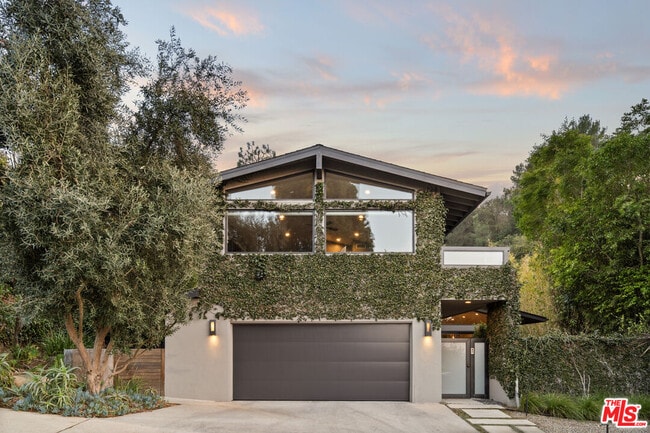 3355 Alana Dr in Los Angeles, CA - Building Photo - Building Photo