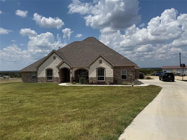 1013 Sky Ct in Weatherford, TX - Building Photo