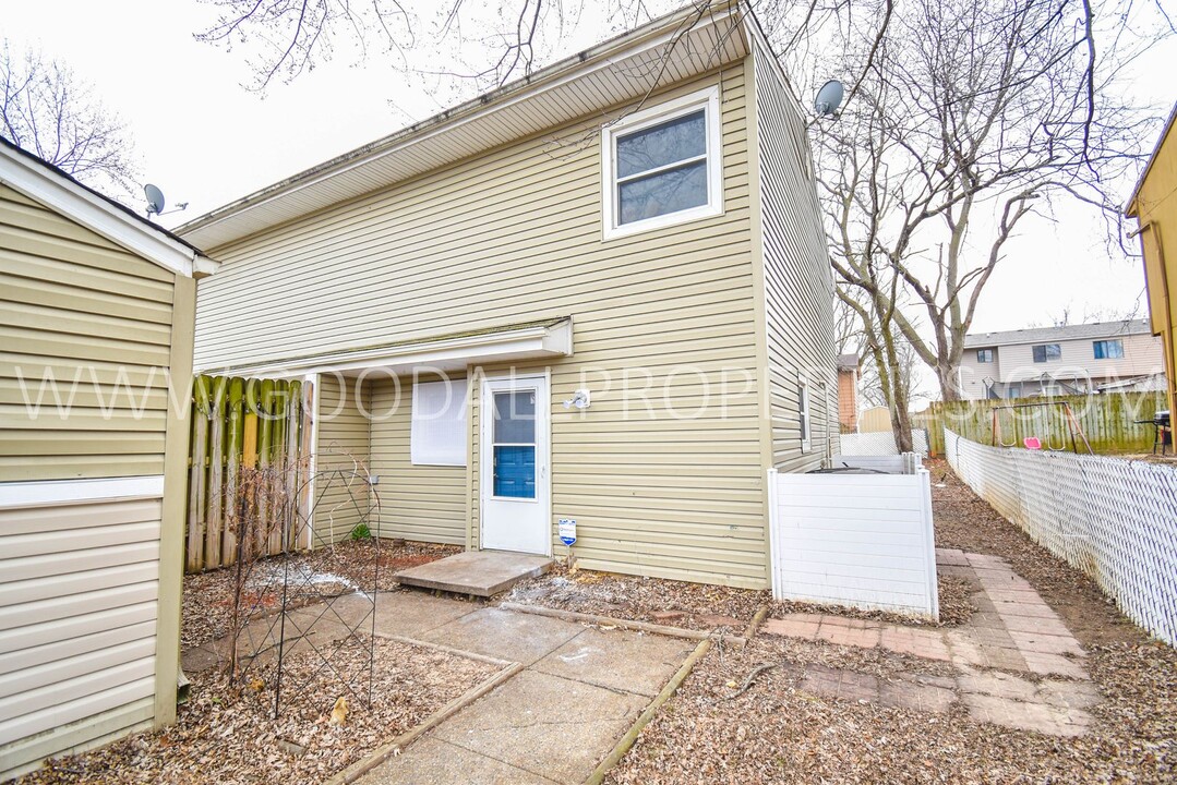 1863 E Creston Ave in Des Moines, IA - Building Photo