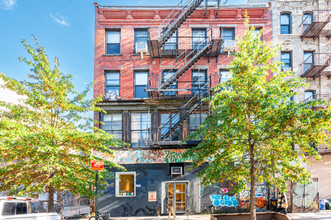 321 Bedford Ave in Brooklyn, NY - Building Photo