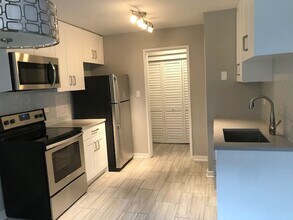 2349 W Jarvis Ave, Unit 51-2E in Chicago, IL - Building Photo - Building Photo