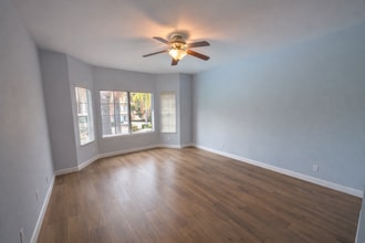 550 Camino de la Reina, Unit 550 in San Diego, CA - Building Photo - Building Photo