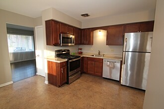 2670 N 116th St, Unit 2670 in Wauwatosa, WI - Foto de edificio - Building Photo