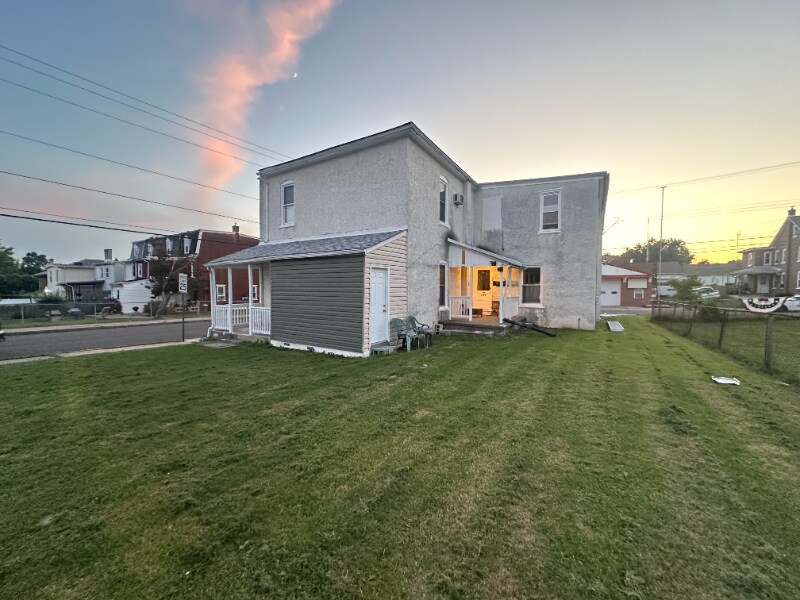402 E Vine St in Stowe, PA - Building Photo