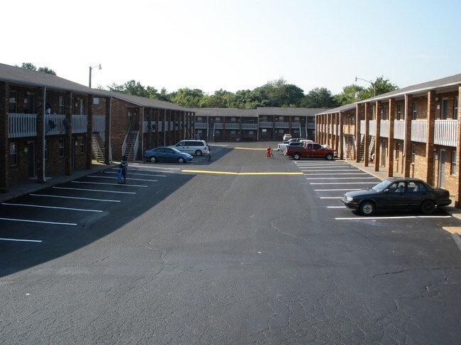 Pepperidge Apartments in Winston-Salem, NC - Foto de edificio - Building Photo