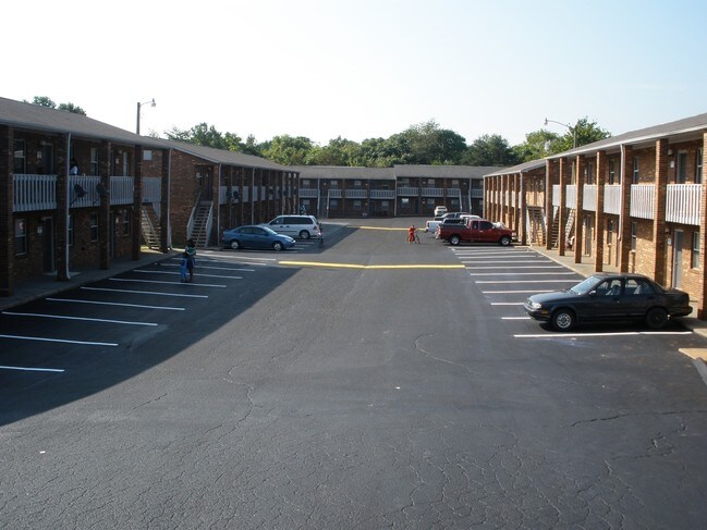 Pepperidge Apartments in Winston-Salem, NC - Building Photo - Building Photo