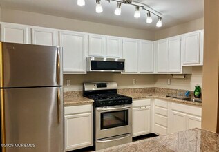 102 Wedgewood Cir in Belford, NJ - Building Photo - Building Photo