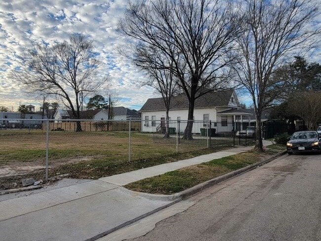 property at 1905 Chapman St