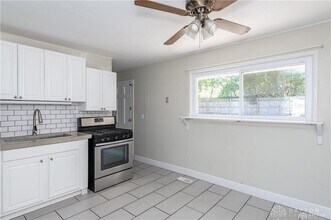 1227 Frayne Dr in New Carlisle, OH - Foto de edificio - Building Photo