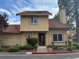 26 Del Prado Cir in Fairfield, CA - Building Photo