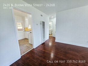 2426 N Buena Vista St in Burbank, CA - Building Photo - Building Photo
