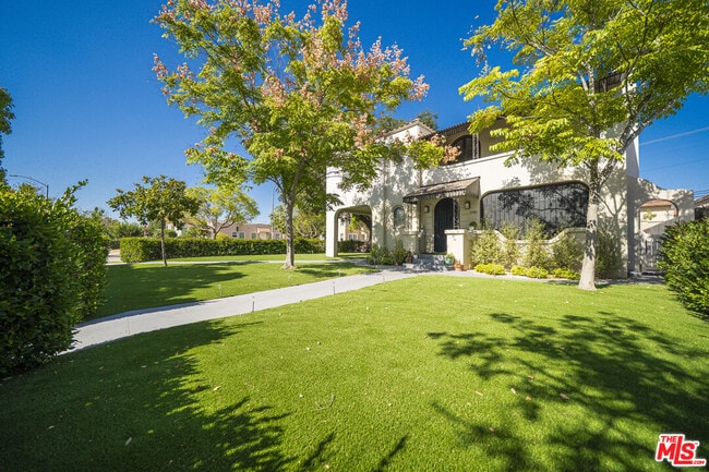property at 1081 S Rimpau Blvd