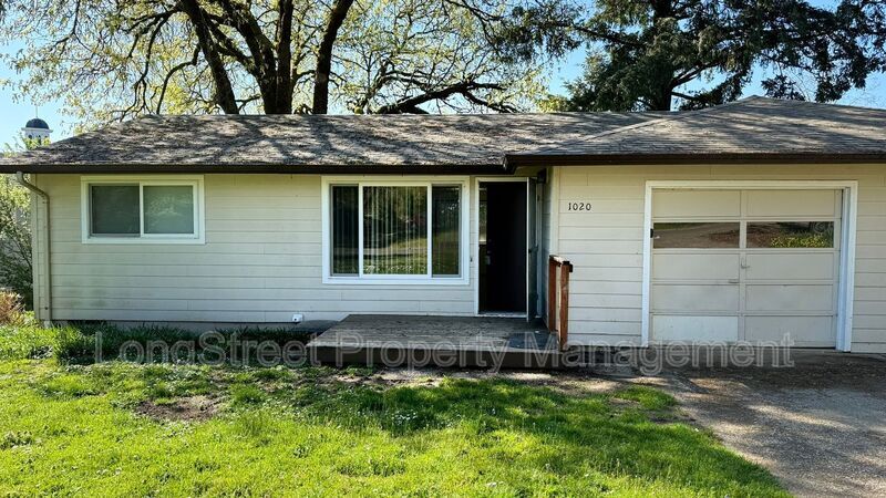 1020 Pioneer St in Philomath, OR - Building Photo