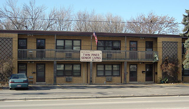 Twin Pines in Oak Forest, IL - Building Photo