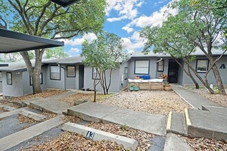 663 Floral Ave in New Braunfels, TX - Building Photo - Building Photo