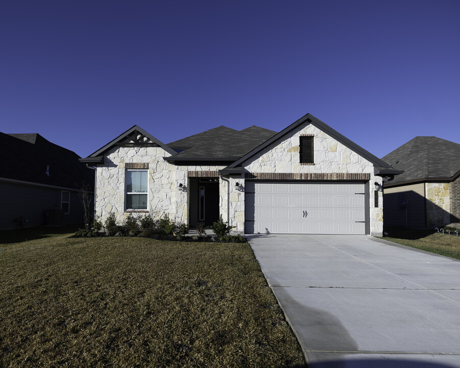 1008 Old Vine Rd in Brenham, TX - Building Photo