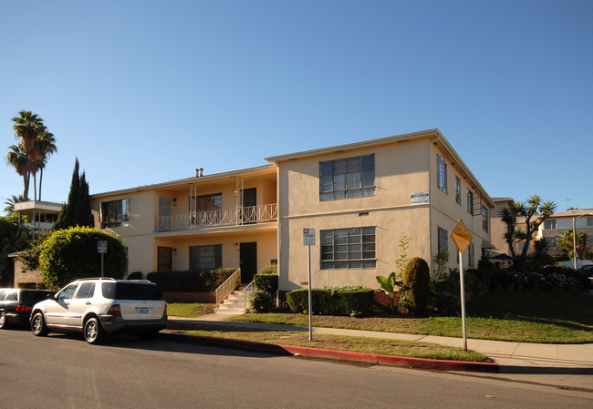 3800 Lockland Dr in Los Angeles, CA - Foto de edificio - Building Photo