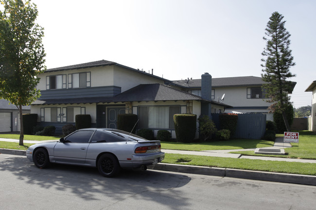 141 Greentree Ln in La Habra, CA - Foto de edificio - Building Photo