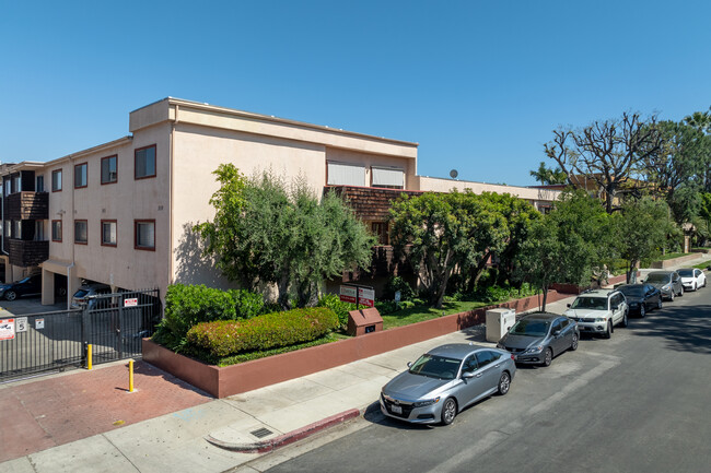 5400 - 5414 Newcastle Ave in Encino, CA - Building Photo - Building Photo