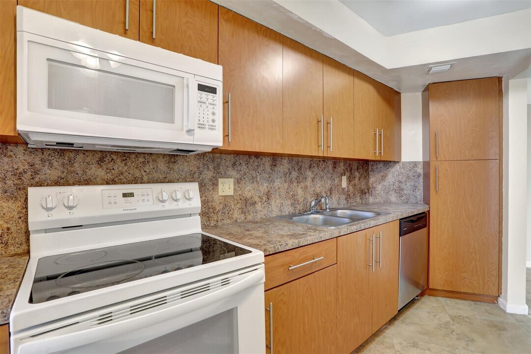 6921 Environ Blvd in Lauderhill, FL - Building Photo