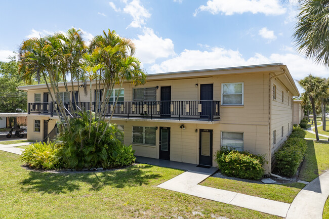 Northeast Gardens Condominiums in St. Petersburg, FL - Foto de edificio - Building Photo