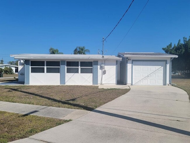 8385 Aero Ave in North Port, FL - Building Photo - Building Photo