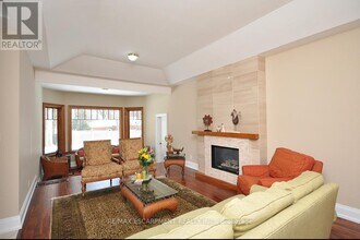 225 Forestwood Dr in Oakville, ON - Building Photo - Building Photo