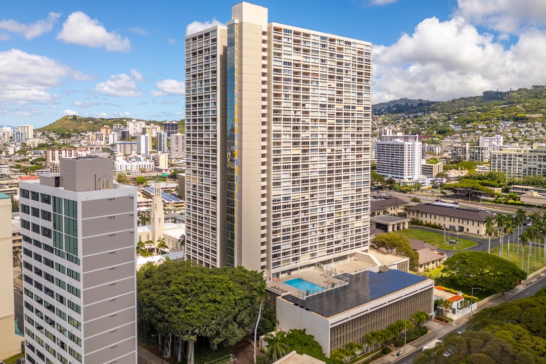 Banyan Tree Plaza in Honolulu, HI - Building Photo