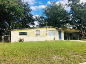 240 Lee Dr in Orange Park, FL - Building Photo