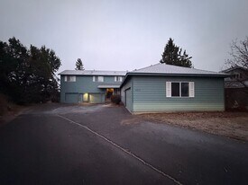 1073 NE Hidden Valley Dr in Bend, OR - Building Photo