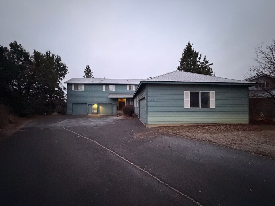 1073 NE Hidden Valley Dr in Bend, OR - Building Photo