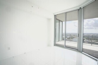 851 NE 1st Ave, Unit 3908 in Miami, FL - Building Photo - Building Photo