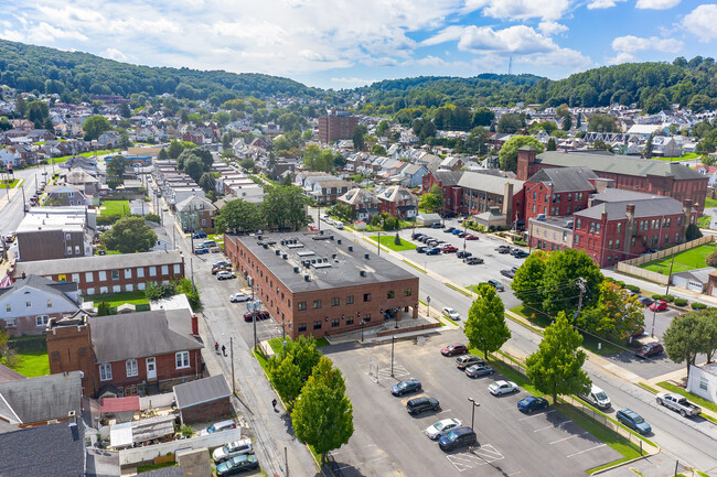 940 Cherokee St in Fountain Hill, PA - Building Photo - Building Photo